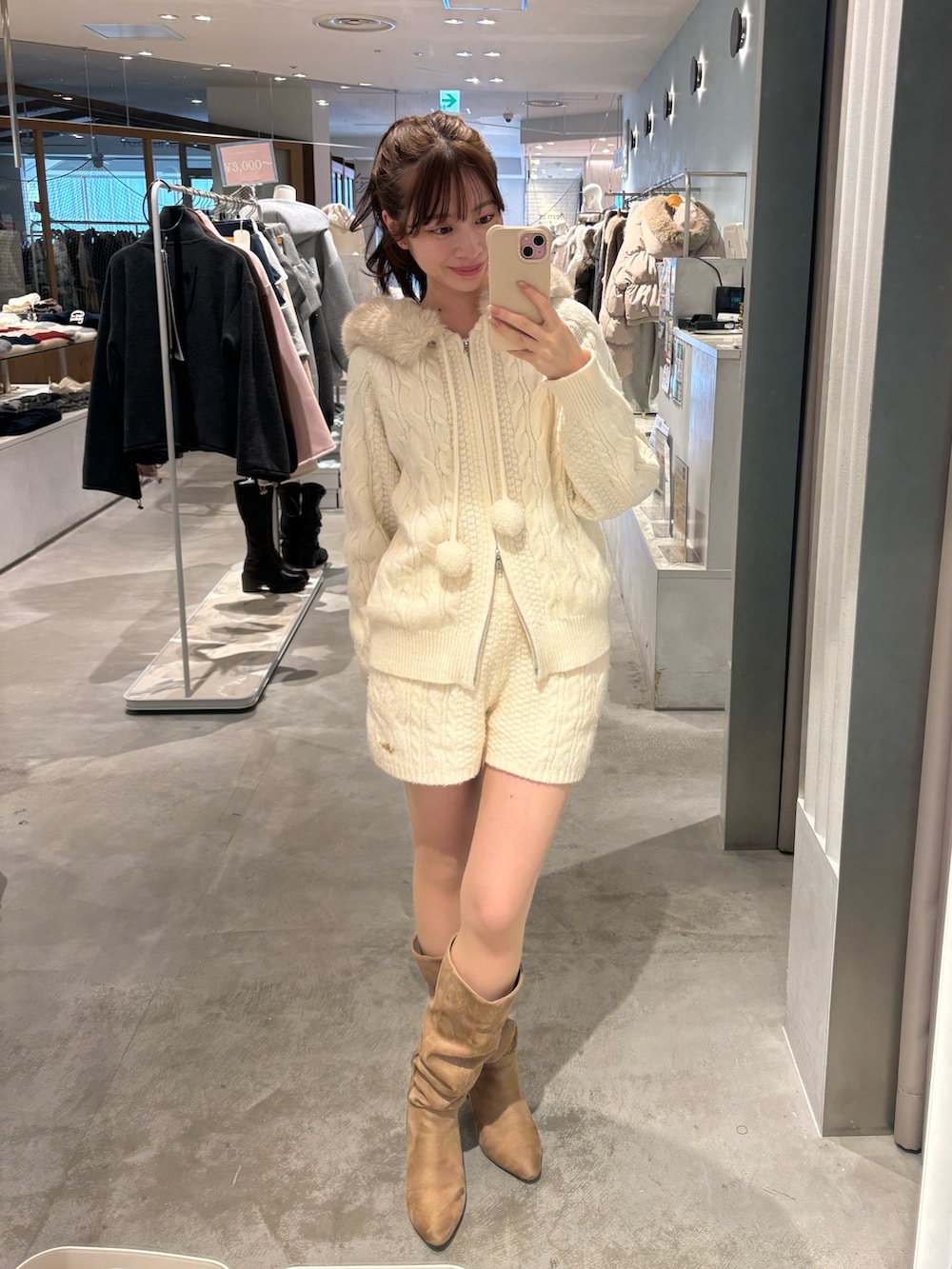 ホワイト系のカーディガン/ボレロ、ホワイト系のその他パンツ、ベージュ系のブーツを着用したレディースの冬コーディネートの2枚目の写真