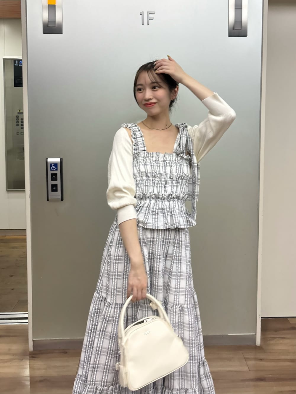 「ワンピース、ワンピースコーデ、ロングワンピース、骨格ウェーブ、チェックワンピース、低身長コーデ、厚底サンダル」｜「Chicoの【新色追加/マルチway】アシメ紐デザインチェック柄シャーリングロングワンピース（ワンピース、ホワイト系）」を使った、mayoさん（骨格ウェーブ・レディース・153cm）の夏コーディネートの4枚目の写真