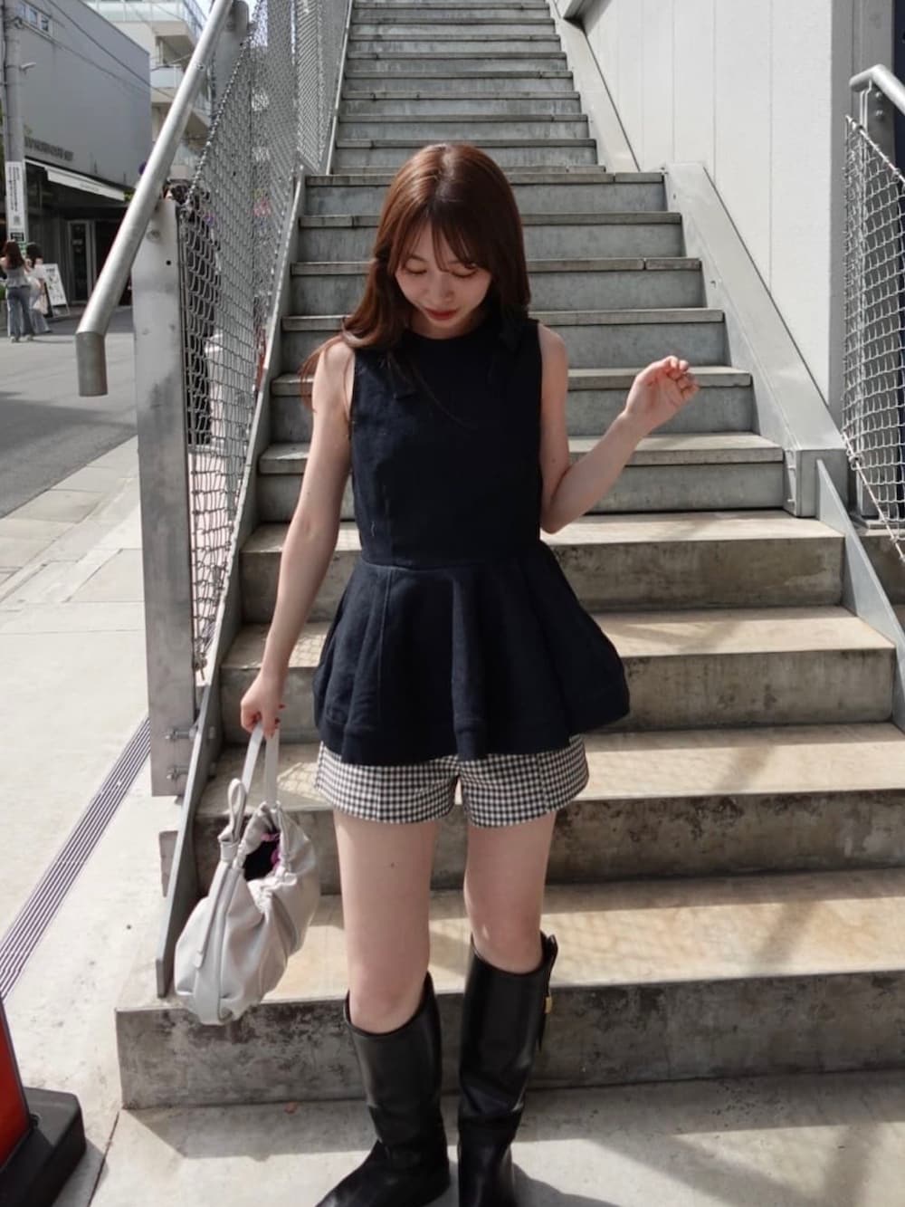 ブルー系のシャツ/ブラウス、ブラック系のその他パンツ、ブルー系のショルダーバッグを着用したレディースの夏コーディネートの2枚目の写真