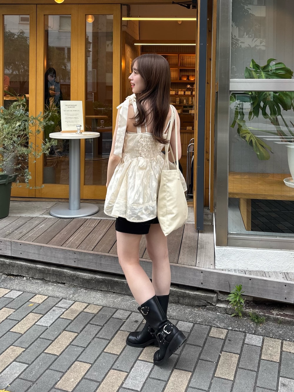 「チュニック、チュニックワンピ、タンクトップ、ショートパンツ、骨格ウェーブ、低身長コーデ」｜「Chicoの【SALON by Chico】アシメリボンボリュームフラワーキャミチュニック（チュニック、ホワイト系）」を使った、mayoさん（骨格ウェーブ・レディース・153cm）の春コーディネートの4枚目の写真