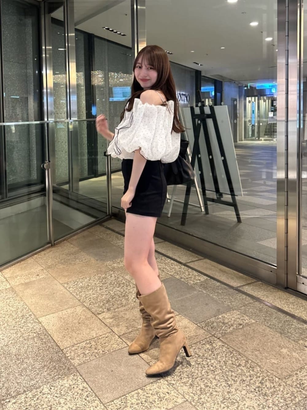 ホワイト系のシャツ/ブラウス、ブラック系のその他パンツを着用したレディースの夏コーディネートの3枚目の写真