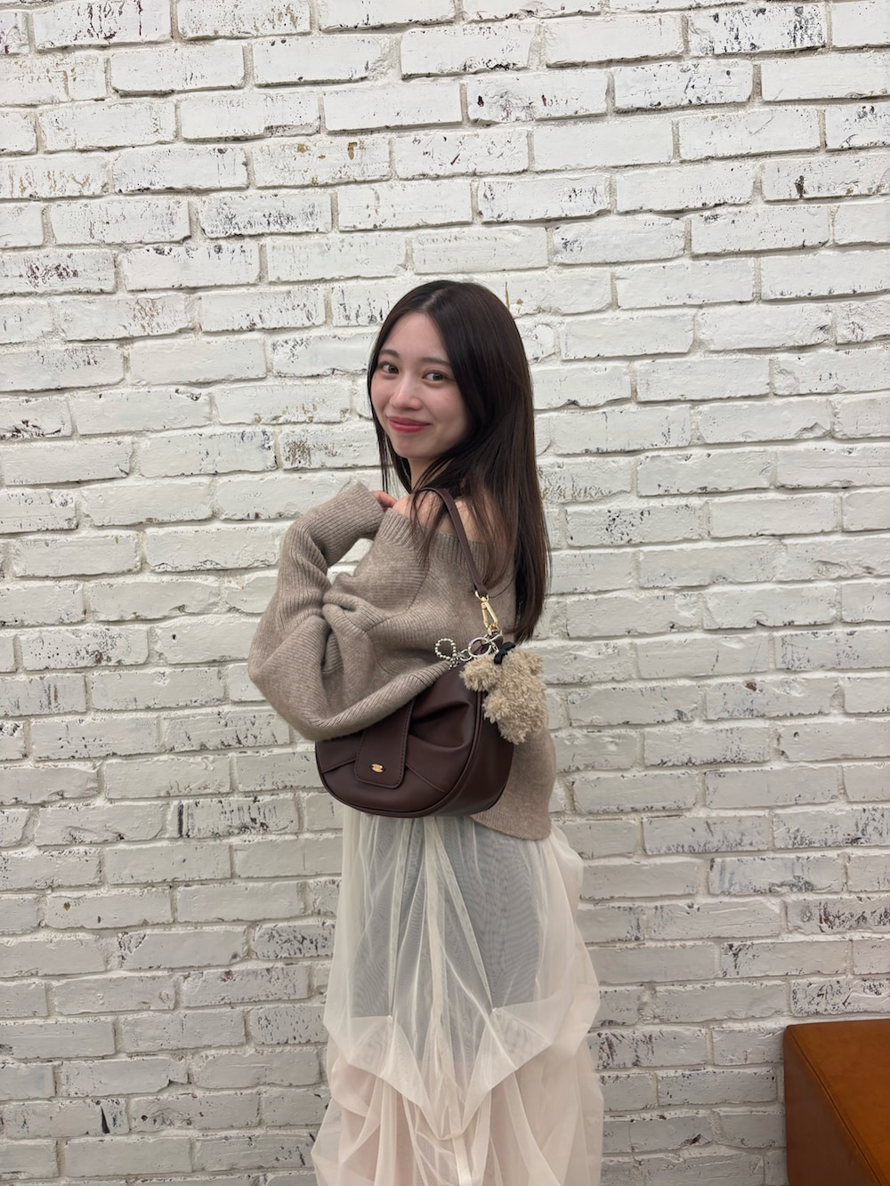 「ニット、オフショル、オフショルニット、チュールスカート、チュールワンピ、大人かわいい、低身長コーデ、きれいめカジュアル、秋コーデ、ベージュコーデ、大人コーデ、ブラウンコーデ」｜「Chicoの【セットアップ対応】ジップオフショルメランジニット（ニット/セーター、ベージュ系）」を使った、mayoさん（骨格ウェーブ・レディース・153cm）の秋コーディネートの4枚目の写真