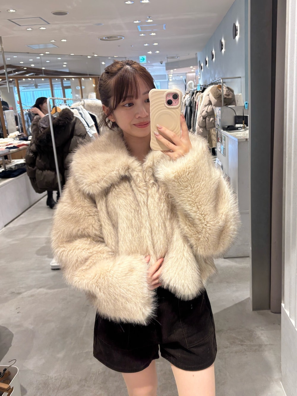 ホワイト系のその他アウター、ブラウン系のその他パンツ、ベージュ系のブーツを着用したレディースの冬コーディネートの2枚目の写真