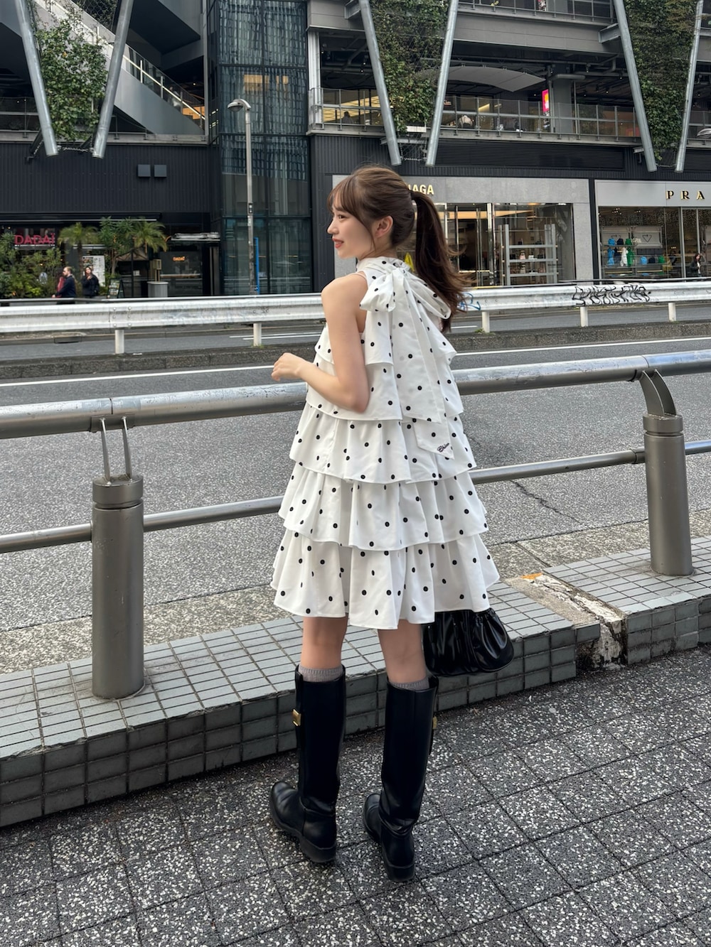 ホワイト系のワンピース、ホワイト系のカーディガン/ボレロ、ブラック系のボストンバッグを着用したレディースの春コーディネートの3枚目の写真