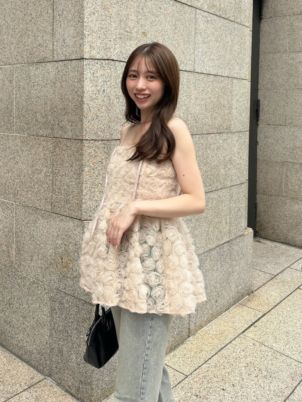 「チュール、チュールトップス、チュールビスチェ、チュールキャミ、フレアデニム、フレアデニムパンツ、デニムパンツ、骨格ウェーブ、低身長コーデ」｜「Chicoの【SALON by Chico】ローズチュールペプラムブラウス（シャツ/ブラウス、ピンク系）」を使った、mayoさん（骨格ウェーブ・レディース・153cm）の夏コーディネートの2枚目の写真