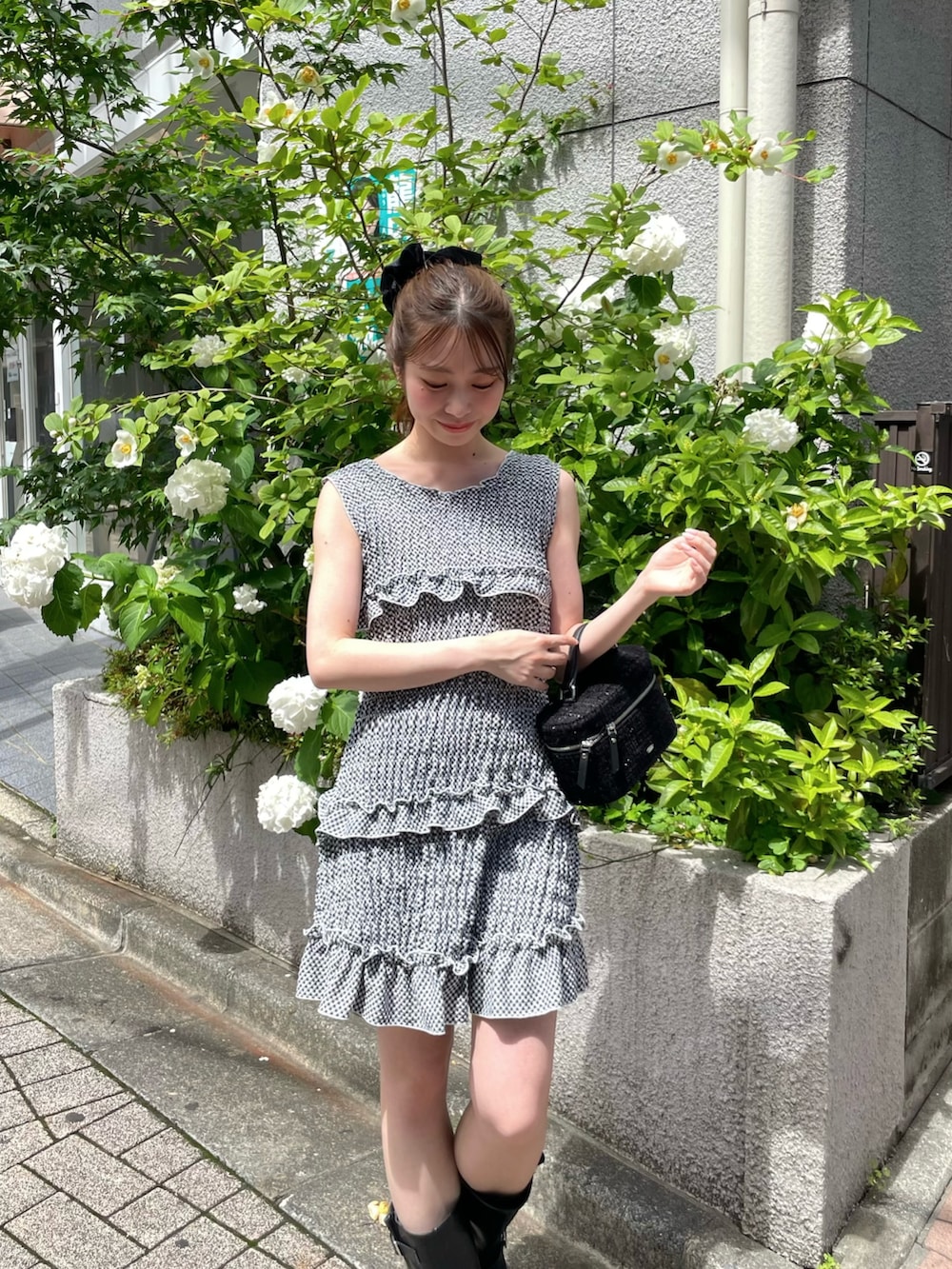 「チェック、チェックワンピース、チェックワンピ、ミニワンピ、ミニワンピース、ミニワンピ×ブーツ、ミニワンピースコーデ、骨格ウェーブ」｜「Chicoのシャーリングチェックミニワンピース（ワンピース、ブラック系）」を使った、mayoさん（骨格ウェーブ・レディース・153cm）の夏コーディネートの3枚目の写真