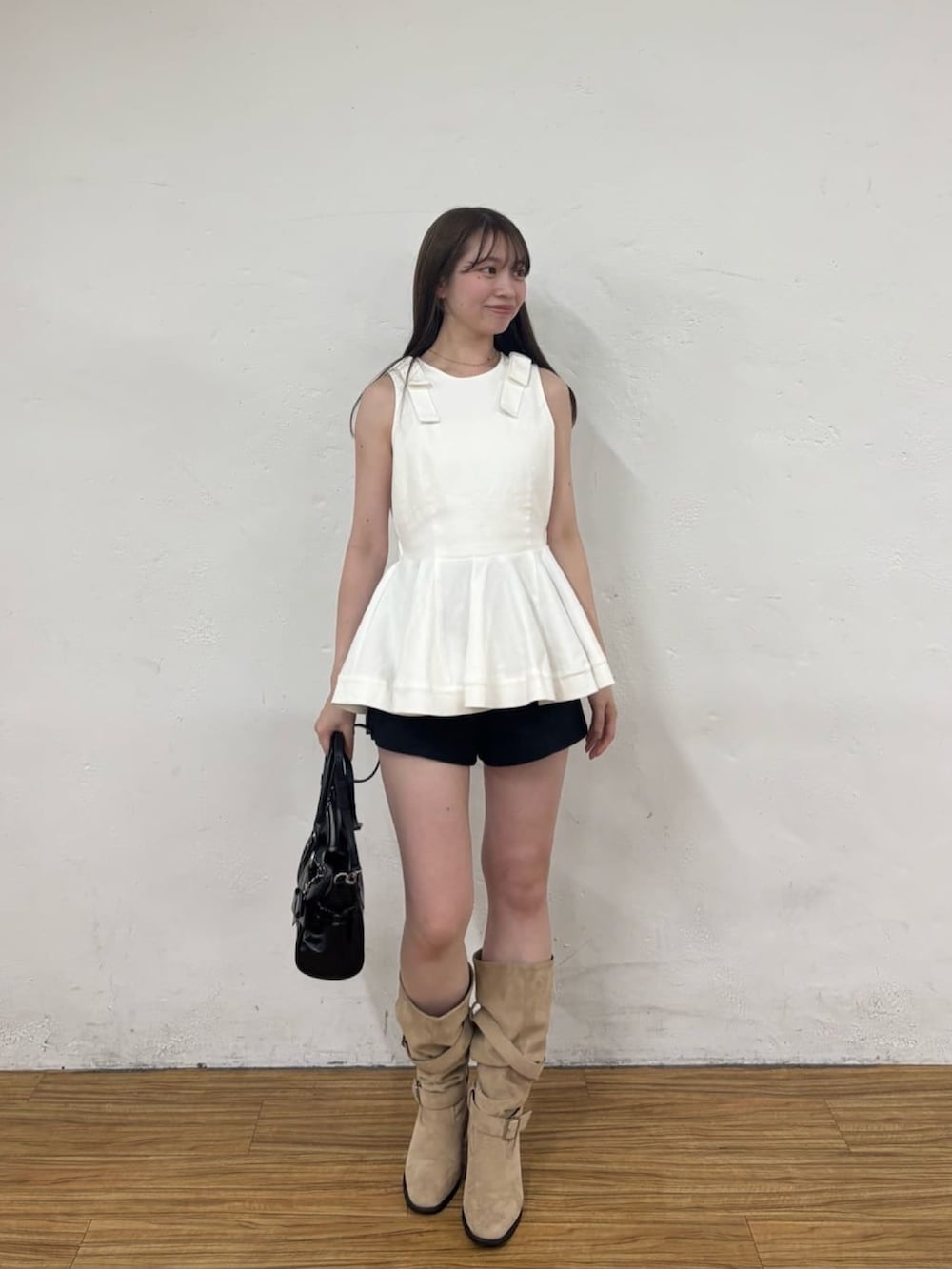 ホワイト系のシャツ/ブラウス、ブラック系のその他パンツ、ベージュ系のブーツを着用したレディースの夏コーディネートの2枚目の写真