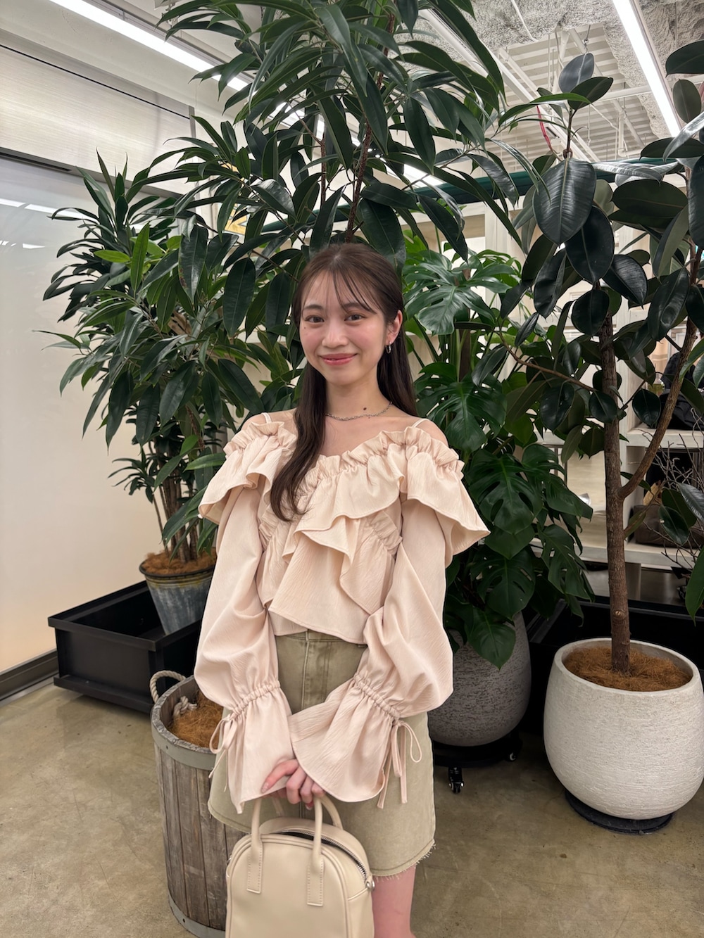 「ブラウス、フリルブラウス、台形スカート、デニムスカート、ウエスタンブーツ、ピンクコーデ」｜「Chicoの【2サイズ展開/セットアップ対応】カットオフデニムミニスカート（スカート、ベージュ系）」を使った、mayoさん（骨格ウェーブ・レディース・153cm）の春コーディネートの4枚目の写真