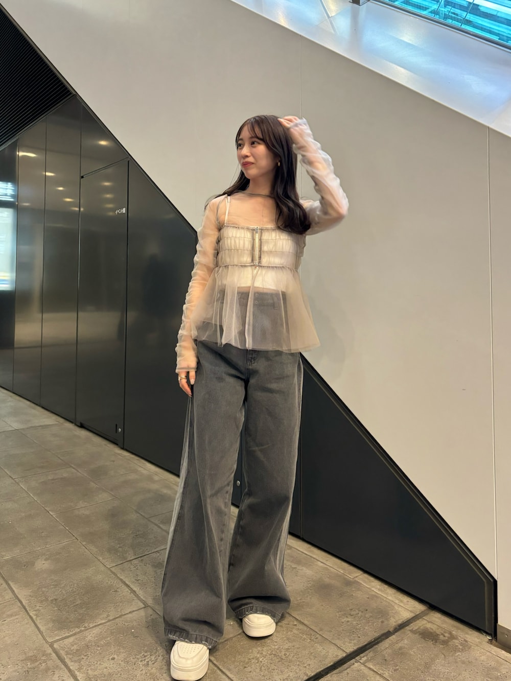 グレー系のデニムパンツ、グレー系のシャツ/ブラウスを着用したレディースの冬コーディネートの2枚目の写真