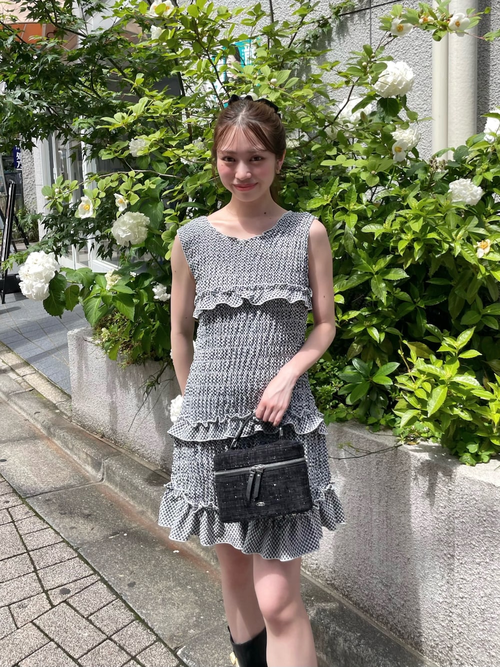 「チェック、チェックワンピース、チェックワンピ、ミニワンピ、ミニワンピース、ミニワンピ×ブーツ、ミニワンピースコーデ、骨格ウェーブ」｜「Chicoのシャーリングチェックミニワンピース（ワンピース、ブラック系）」を使った、mayoさん（骨格ウェーブ・レディース・153cm）の夏コーディネートの4枚目の写真