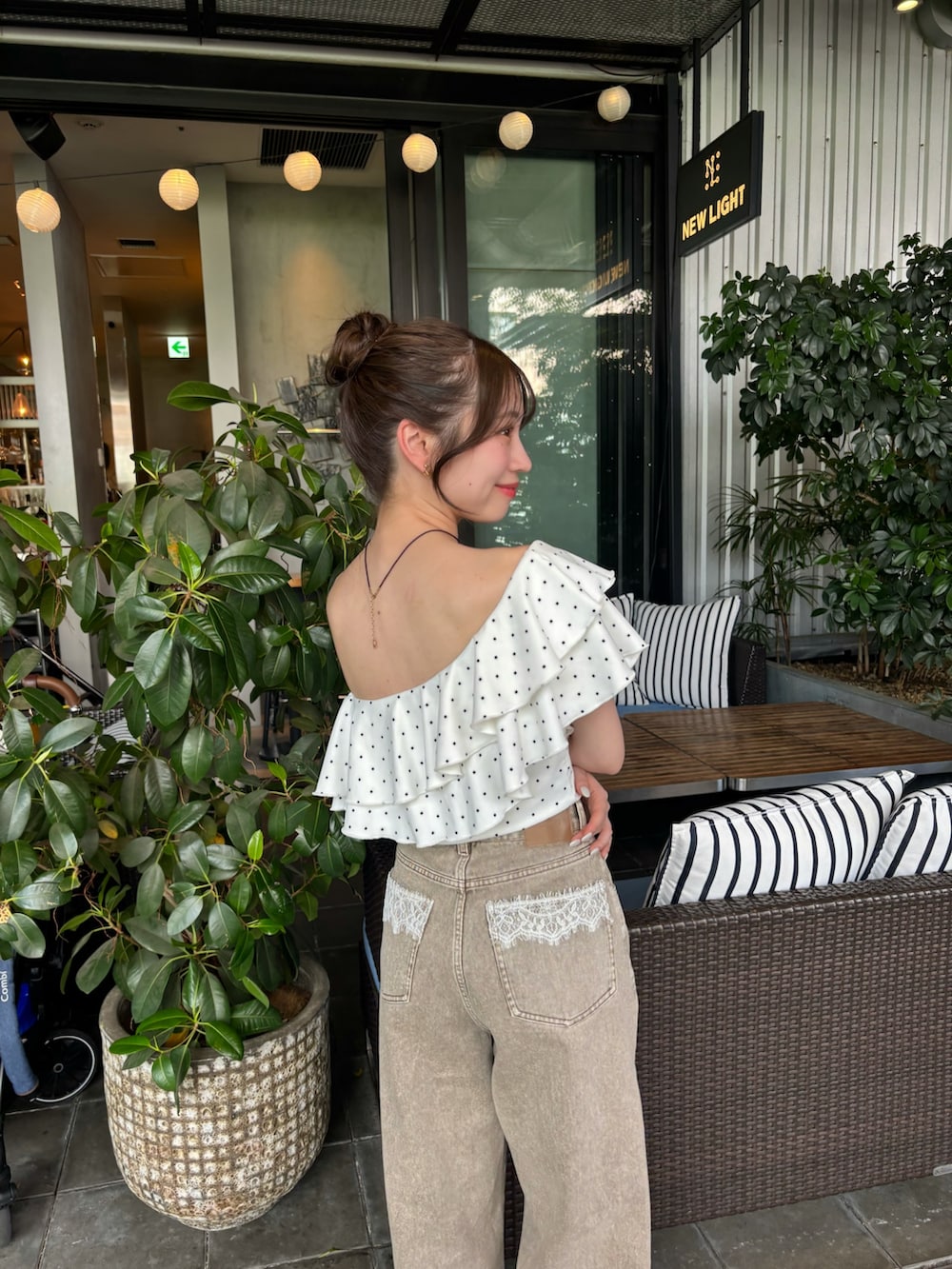 「デニム、デニムパンツ、ワイドデニム、ワイドデニムパンツ、ワイドデニムコーデ、水着、水着コーデ、レースデニム」｜「Chicoの【水着/トップス】ダブルフリルワンショルトップス（水着、ホワイト系）」を使った、mayoさん（骨格ウェーブ・レディース・153cm）の夏コーディネートの3枚目の写真