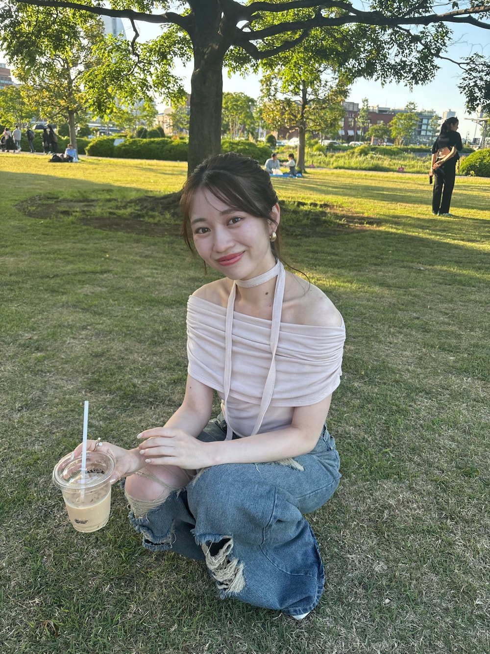 ベージュ系のTシャツ/カットソー、ブルー系のデニムパンツを着用したレディースの春コーディネートの2枚目の写真