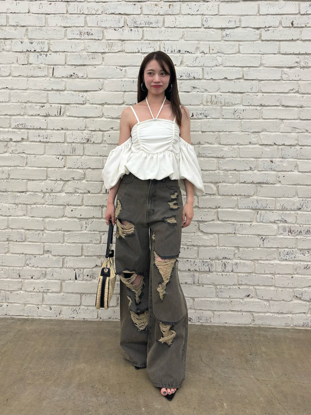 「夏コーデ、水着、デニム、ダメージデニムパンツ、低身長コーデ、骨格ウェーブ、サンダル、オフショル」｜「Chicoの【水着/トップス】オフショルペプラムベアトップス（水着、ホワイト系）」を使った、mayoさん（骨格ウェーブ・レディース・153cm）の夏コーディネートの2枚目の写真