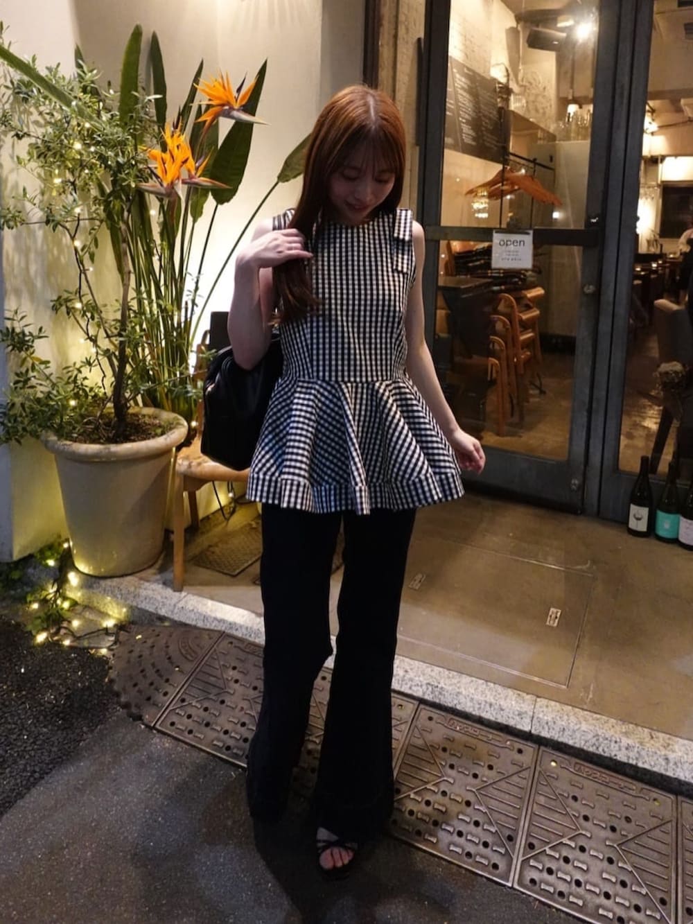 ブラック系のシャツ/ブラウスを着用したレディースの夏コーディネートの3枚目の写真