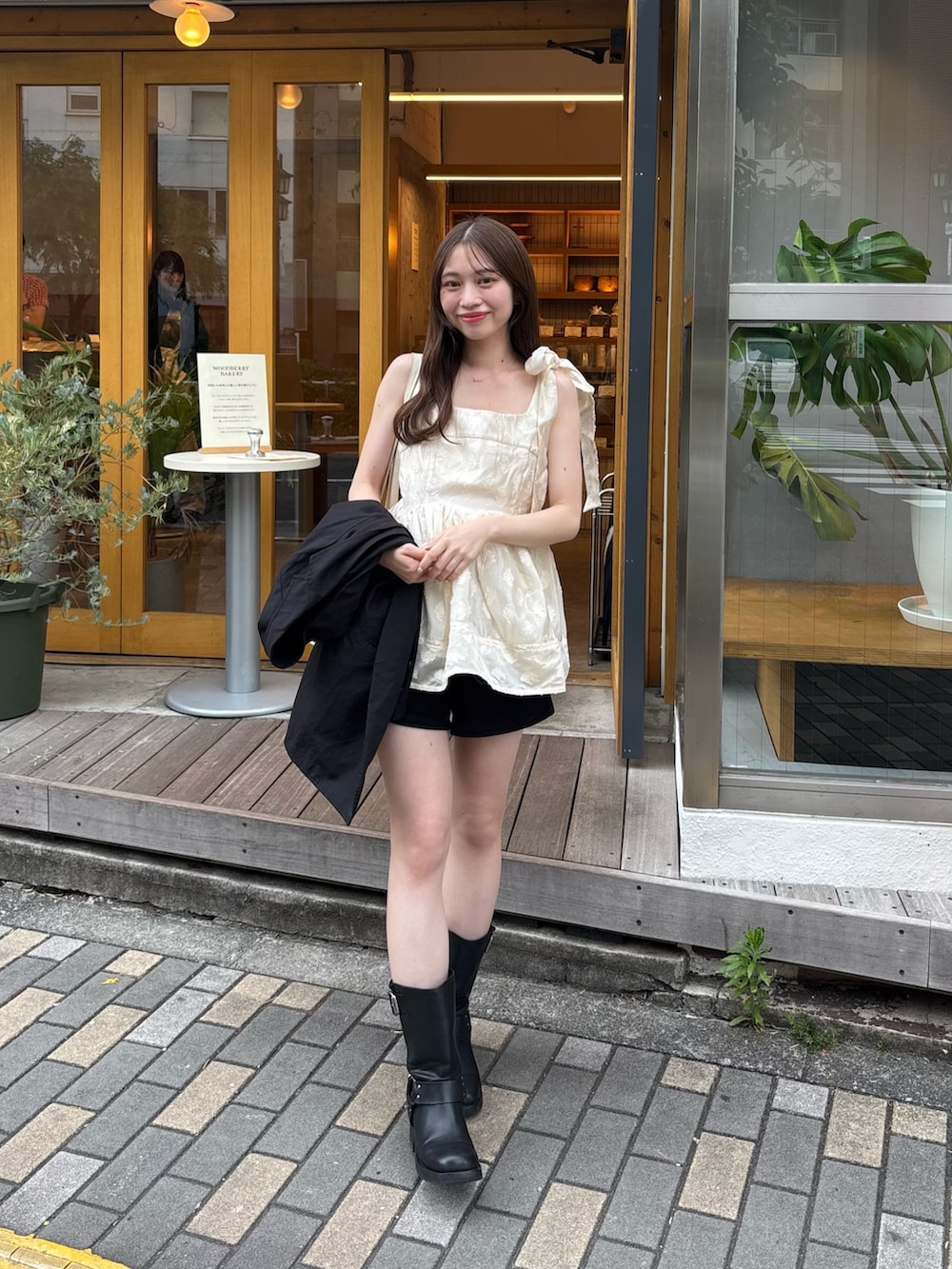 「チュニック、チュニックワンピ、タンクトップ、ショートパンツ、骨格ウェーブ、低身長コーデ」｜「Chicoの【SALON by Chico】アシメリボンボリュームフラワーキャミチュニック（チュニック、ホワイト系）」を使った、mayoさん（骨格ウェーブ・レディース・153cm）の春コーディネートの2枚目の写真