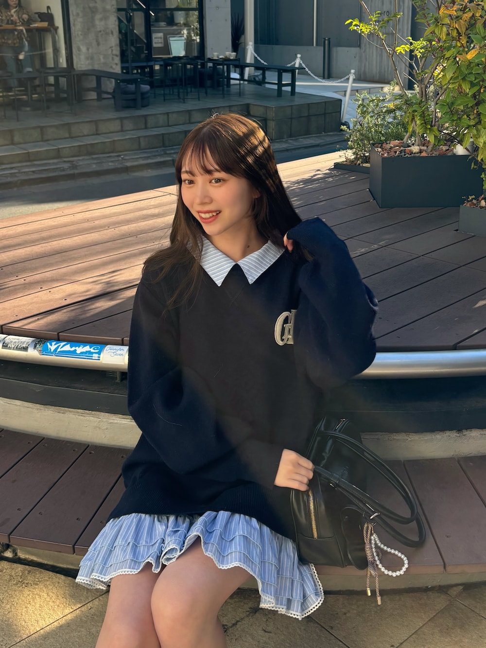 ブルー系のワンピース、ブラック系のボストンバッグを着用したレディースの冬コーディネートの2枚目の写真