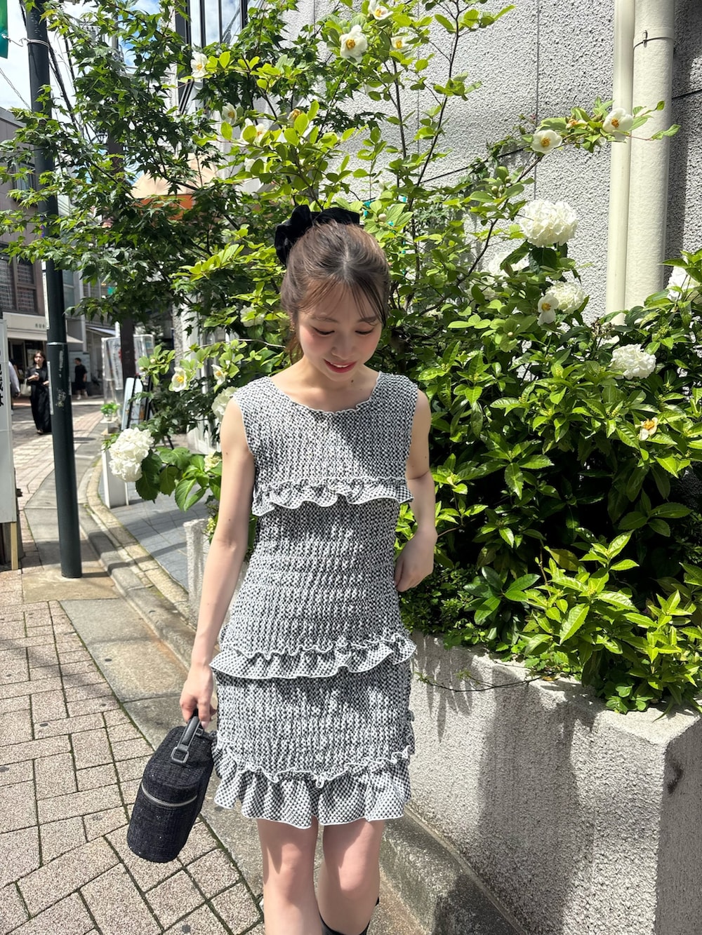 「チェック、チェックワンピース、チェックワンピ、ミニワンピ、ミニワンピース、ミニワンピ×ブーツ、ミニワンピースコーデ、骨格ウェーブ」｜「Chicoのシャーリングチェックミニワンピース（ワンピース、ブラック系）」を使った、mayoさん（骨格ウェーブ・レディース・153cm）の夏コーディネートの2枚目の写真