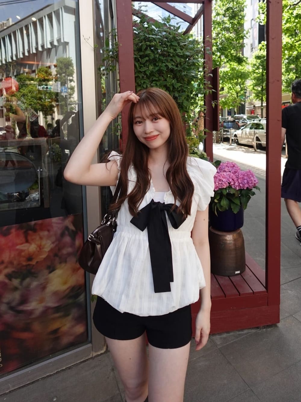 ホワイト系のシャツ/ブラウスを着用したレディースの夏コーディネートの2枚目の写真