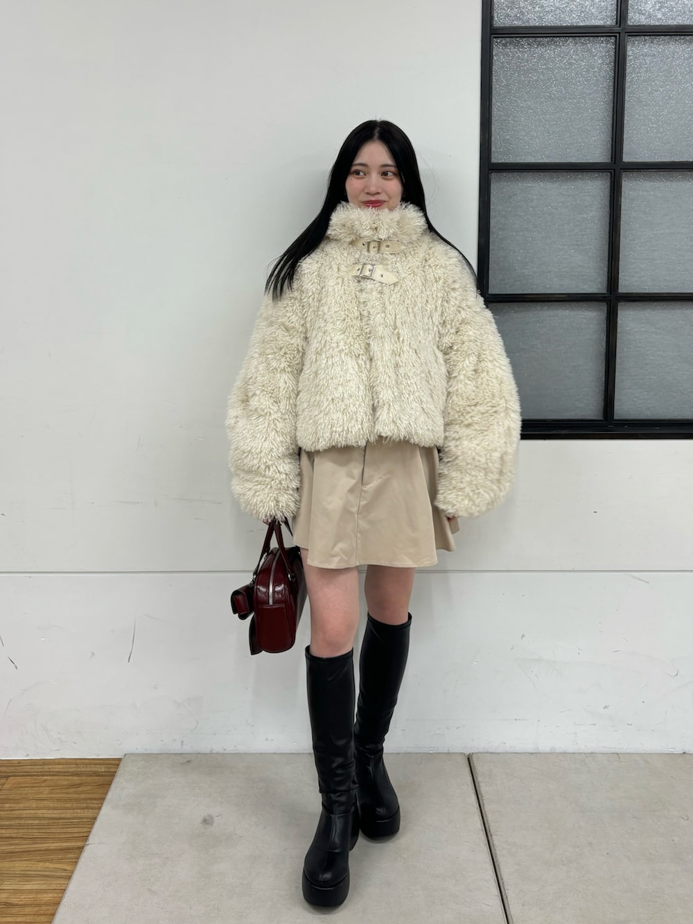 ホワイト系のその他アウターを着用したレディースの冬コーディネートの3枚目の写真
