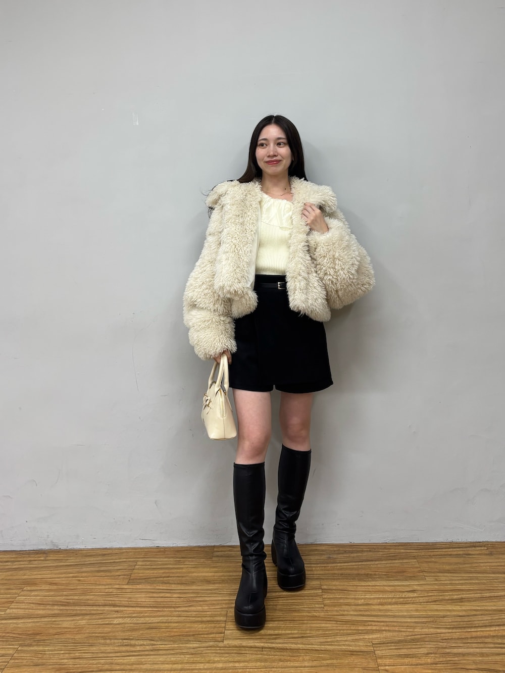 ホワイト系のその他アウターを着用したレディースの冬コーディネートの5枚目の写真