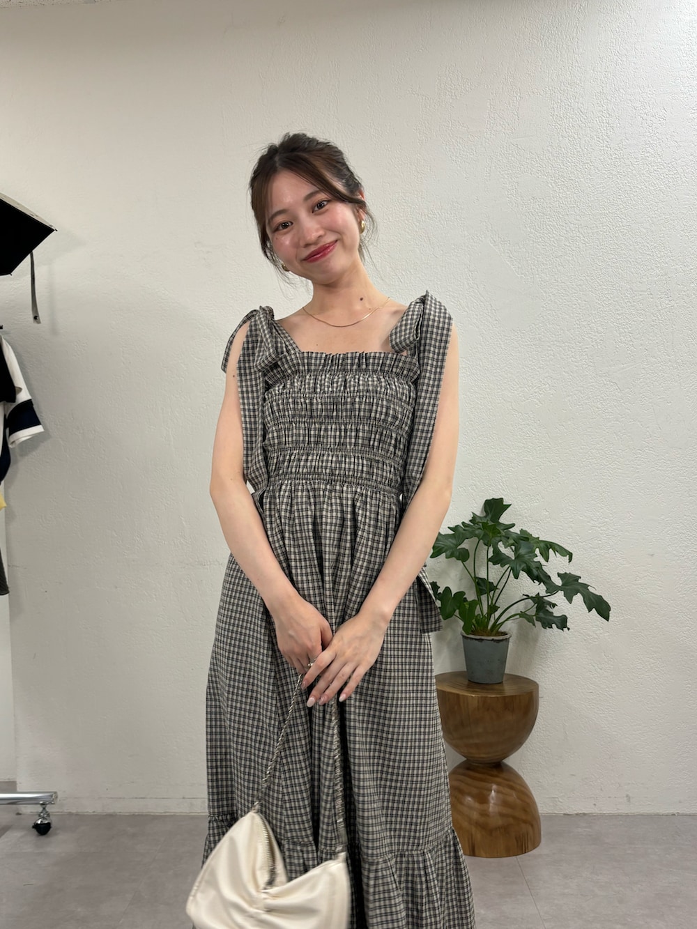 ブラック系のワンピース、ホワイト系のショルダーバッグ、ブラック系のサンダルを着用したレディースの夏コーディネートの4枚目の写真