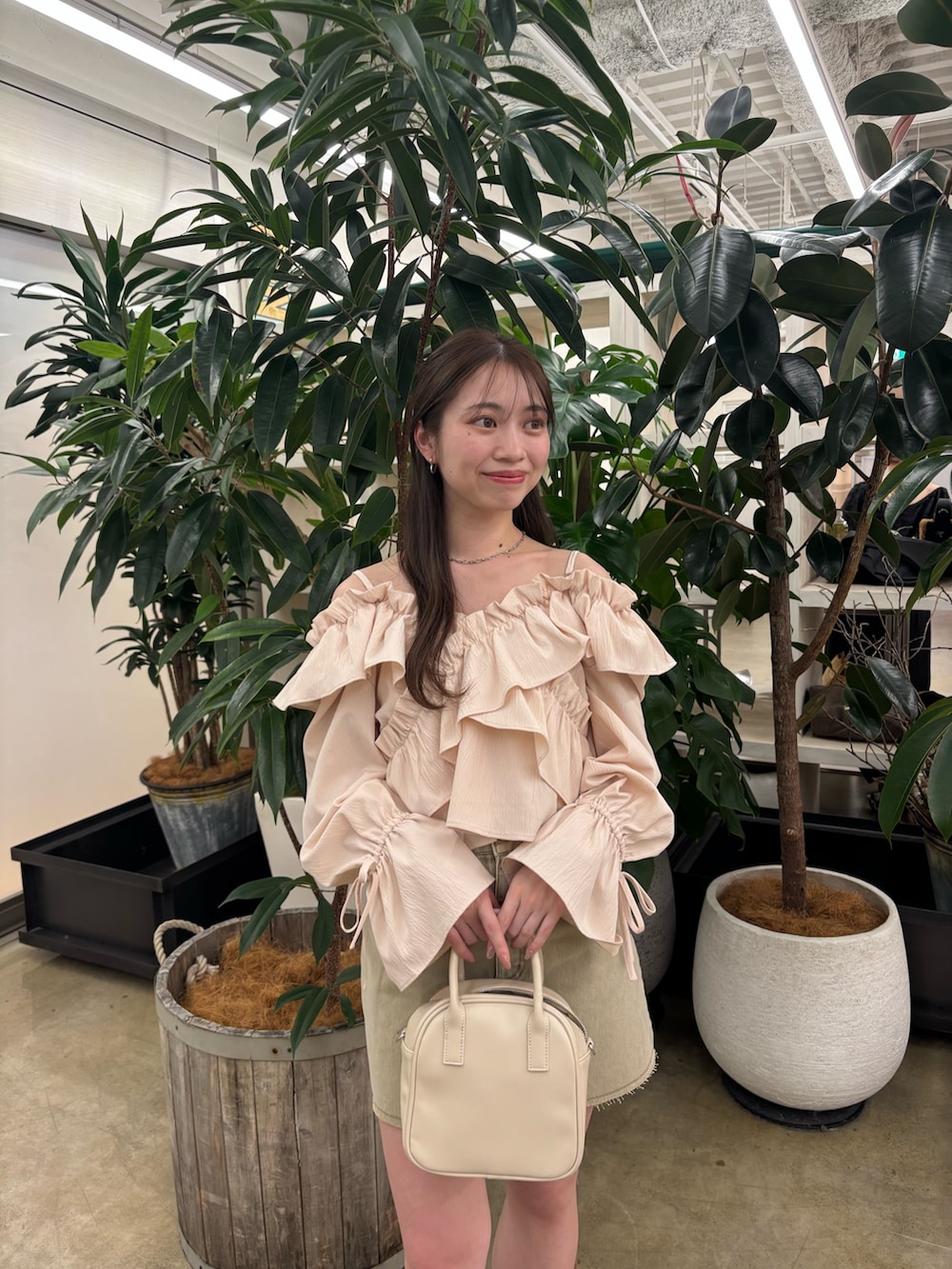 「ブラウス、フリルブラウス、台形スカート、デニムスカート、ウエスタンブーツ、ピンクコーデ」｜「Chicoの【2サイズ展開/セットアップ対応】カットオフデニムミニスカート（スカート、ベージュ系）」を使った、mayoさん（骨格ウェーブ・レディース・153cm）の春コーディネートの3枚目の写真