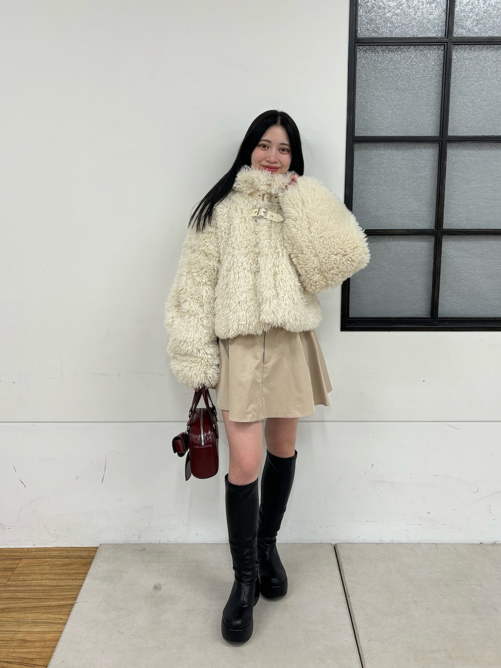 ホワイト系のその他アウターを着用したレディースの冬コーディネートの2枚目の写真