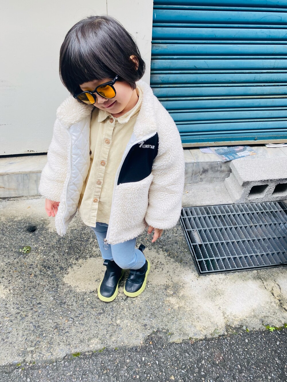 イエロー系のサングラスを着用したキッズの春コーディネートの3枚目の写真