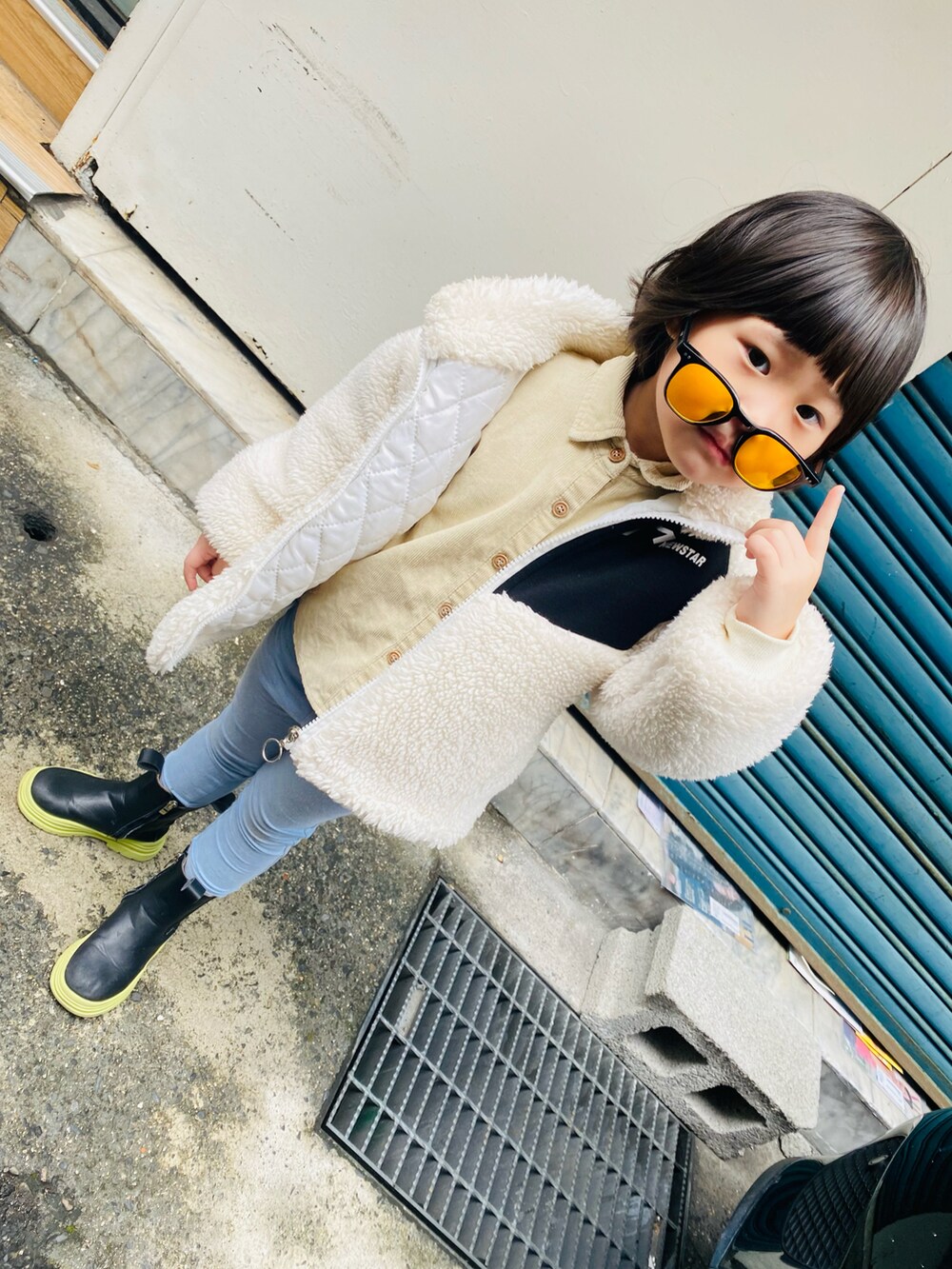 イエロー系のサングラスを着用したキッズの春コーディネートの2枚目の写真