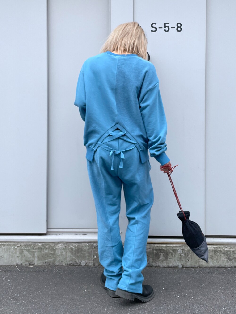 「セットアップ、AVIREX、ootd、春コーデ、低身長、今日のコーデ、スウェットコーデ、AVIREXBelle、AVIREX DEPOT、アビレックス(AVIREX)」｜「AVIREXの《WEB&DEPOT限定》SWITCHING PULL OVER/ スウィッチングプルオーバー（スウェット、ブルー系）」を使った、Reinaさん（レディース・155cm）の春コーディネートの2枚目の写真