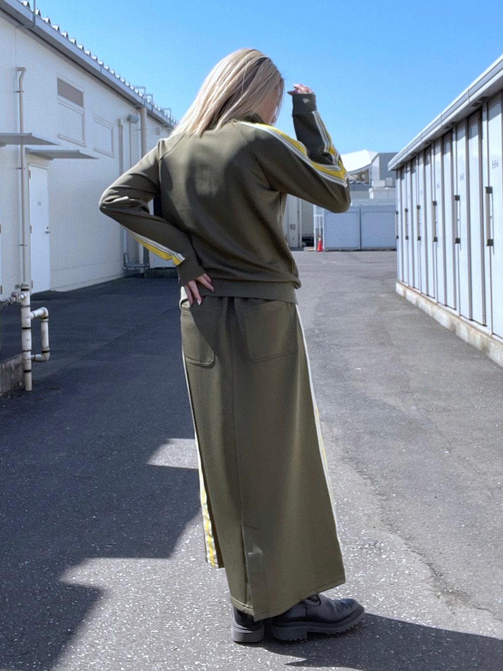 「ワントーンコーデ、AVIREX、ootd、春コーデ、楽チンコーデ、低身長、今日のコーデ、AVIREXBelle、AVIREX DEPOT、アビレックス(AVIREX)」｜「AVIREXの《WEB&DEPOT限定》TRACK JACKET/ トラックジャケット（ジャージ、グリーン系）」を使った、Reinaさん（レディース・155cm）の春コーディネートの2枚目の写真