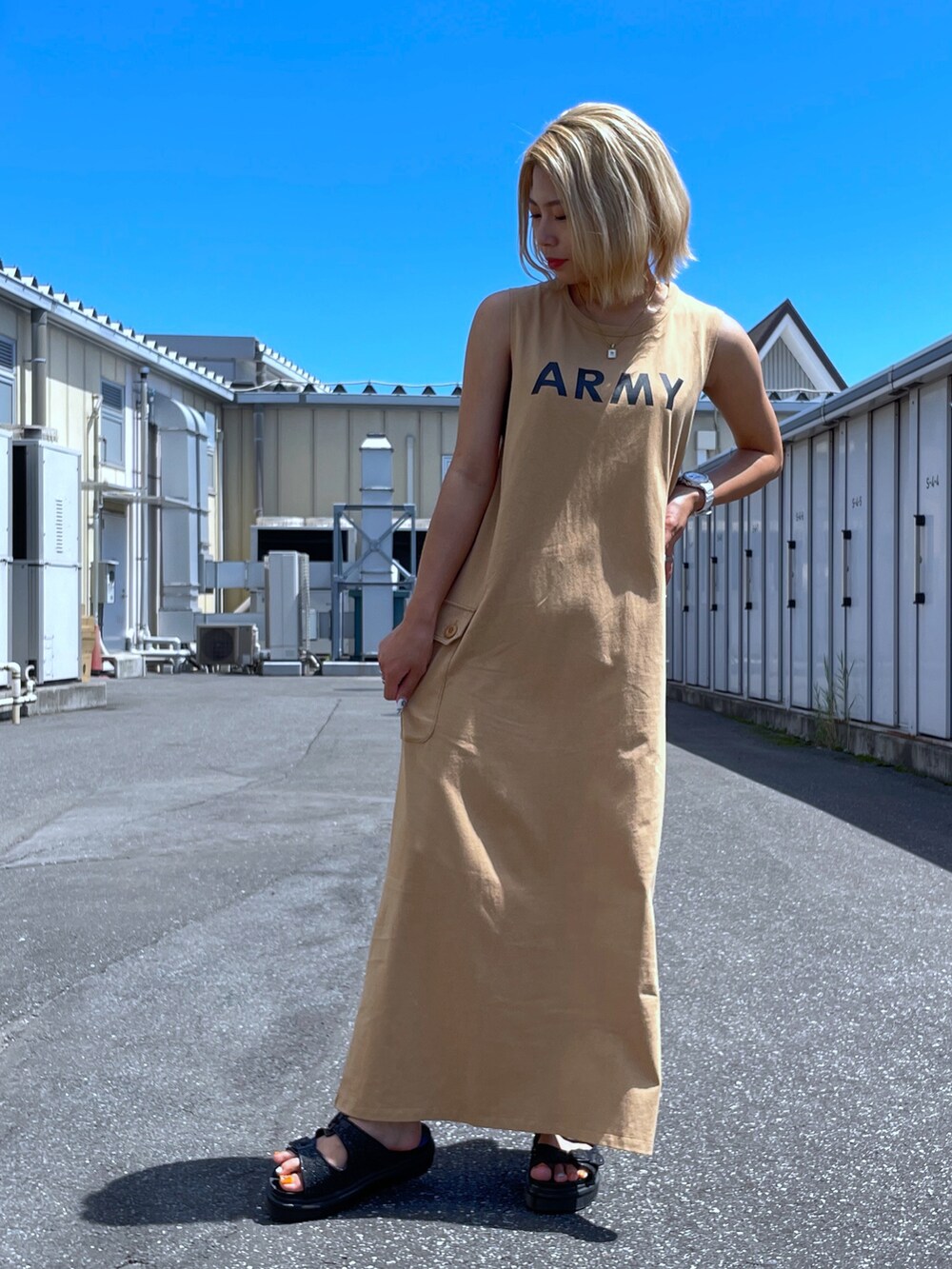 「AVIREX、きれいめカジュアル、ootd、夏コーデ、低身長、キャミワンピ、今日のコーデ、AVIREXBelle、AVIREX DEPOT、アビレックス(AVIREX)」｜「AVIREXの【直営店限定】2WAY SET CARGO ONEPIECE/ 2ウェイセットカーゴワンピース（ワンピース、ベージュ系）」を使った、Reinaさん（レディース・155cm）の夏コーディネートの3枚目の写真
