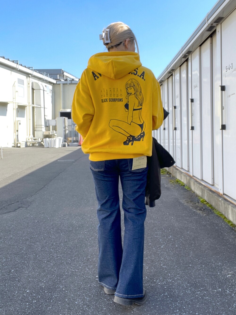 「ミリタリー、AVIREX、ootd、低身長、カジュアルコーデ、パーカーコーデ、今日のコーデ、AVIREXBelle、AVIREX DEPOT、アビレックス(AVIREX)」｜「AVIREXの《WEB&DEPOT限定》BLACK SCORPION SWEAT PULL OVER PARKA/ ブラックスコーピオン パーカー（パーカー、イエロー系）」を使った、Reinaさん（レディース・155cm）の春コーディネートの3枚目の写真