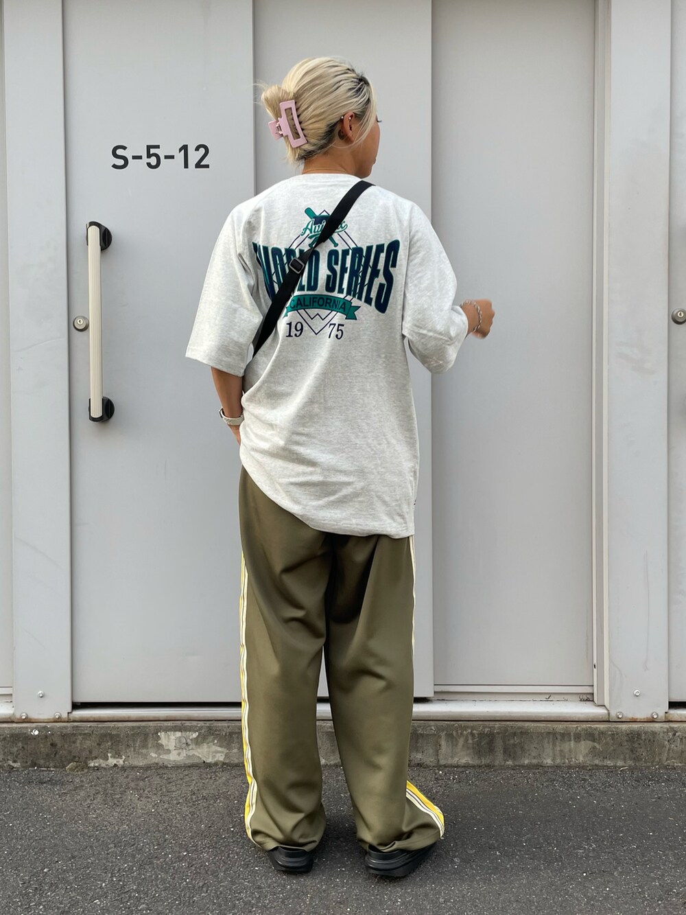 「AVIREX、ootd、楽チンコーデ、夏コーデ、低身長、シンプルスタイル、今日のコーデ、AVIREXBelle、AVIREX DEPOT、アビレックス(AVIREX)」｜「AVIREXのワールドシリーズ Ｔシャツ / WORLD SERIES T-SHIRT / アヴィレックス / AVIREX（Tシャツ/カットソー、グレー系）」を使った、Reinaさん（レディース・155cm）の夏コーディネートの2枚目の写真