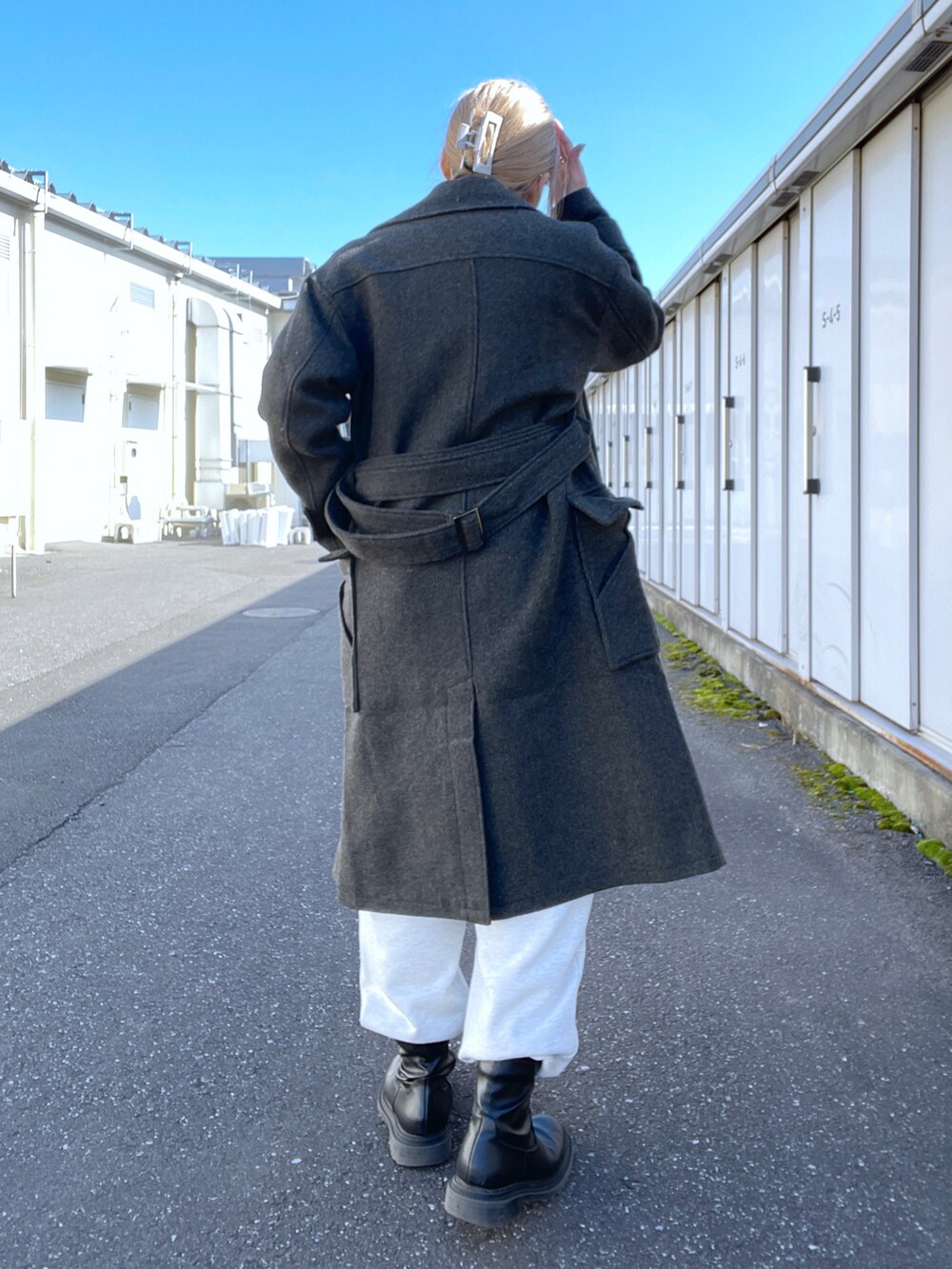 「AVIREX、冬コーデ、ootd、低身長、今日のコーデ、スウェットコーデ、海外系ファッション、AVIREXBelle、AVIREX DEPOT、アビレックス(AVIREX)」｜「AVIREXの【WEB＆DEPOT限定】AVIREX USA CREW NECK SWEAT / アヴィレックス クルーネック スウェット（スウェット、ベージュ系）」を使った、Reinaさん（レディース・155cm）の春コーディネートの2枚目の写真
