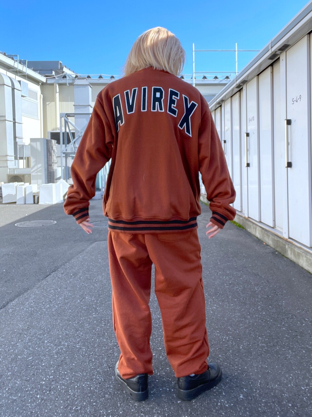 「AVIREX、ootd、低身長、ラクチンコーデ、今日のコーデ、秋冬コーデ、スウェットコーデ、AVIREXBelle、AVIREX DEPOT、アビレックス(AVIREX)」｜「AVIREXの【WEB＆DEPOT限定】SWEAT STADIUM JACKET 'AVIREX NYC' / スウェット スタジアム ジャケット / アヴィレックス（スウェット、ブラウン系）」を使った、Reinaさん（レディース・155cm）の冬コーディネートの2枚目の写真