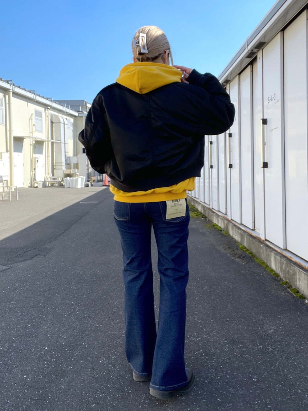 「ミリタリー、AVIREX、ootd、低身長、カジュアルコーデ、パーカーコーデ、今日のコーデ、AVIREXBelle、AVIREX DEPOT、アビレックス(AVIREX)」｜「AVIREXの《WEB&DEPOT限定》BLACK SCORPION SWEAT PULL OVER PARKA/ ブラックスコーピオン パーカー（パーカー、イエロー系）」を使った、Reinaさん（レディース・155cm）の春コーディネートの2枚目の写真