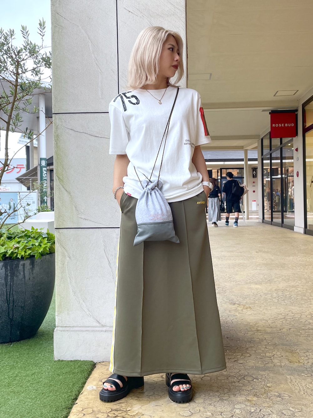「AVIREX、大人カジュアル、ootd、夏コーデ、低身長、ゆるコーデ、今日のコーデ、AVIREXBelle、AVIREX DEPOT、アビレックス(AVIREX)」｜「AVIREXの《WEB&DEPOT限定》 リモデル デザイン クルーネック Ｔシャツ / REMODEL DESIGN CREW NECK T-SHIRT / アヴィレックス /（Tシャツ/カットソー、ホワイト系）」を使った、Reinaさん（レディース・155cm）の夏コーディネートの2枚目の写真