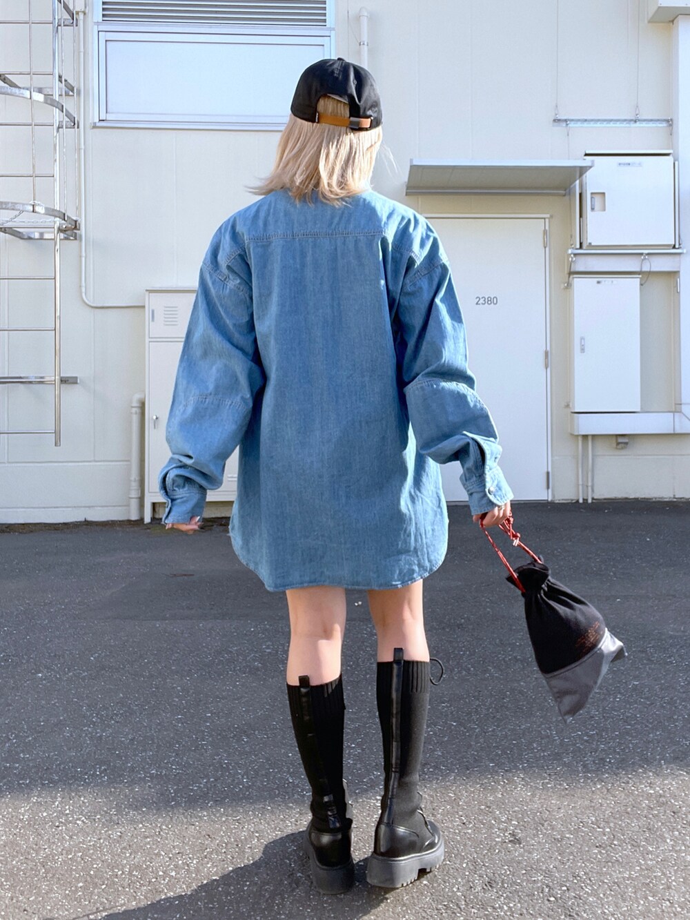 「AVIREX、デニムシャツ、大人カジュアル、ootd、春コーデ、低身長、今日のコーデ、AVIREXBelle、AVIREX DEPOT、アビレックス(AVIREX)」｜「schottの【WEB LIMITED】Schott/ショット/TC CAP "SB"/SBロゴキャップ（キャップ、ブラック系）」を使った、Reinaさん（レディース・155cm）の春コーディネートの2枚目の写真