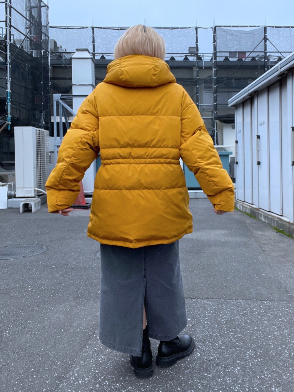 「ダウンジャケット、AVIREX、ootd、低身長、今日のコーデ、オトナカジュアル、秋冬コーデ、AVIREXBelle、AVIREX DEPOT、アビレックス(AVIREX)」｜「AVIREXの【WEB&DEPOT限定】HENLY NECK PENANT PATCHED SWEAT / ヘンリー ネック ペナント パッチド スウェット / AVIREX / アヴィレックス（スウェット、グリーン系）」を使った、Reinaさん（レディース・155cm）の冬コーディネートの2枚目の写真