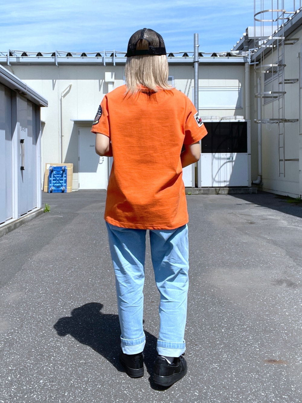 「AVIREX、ootd、夏コーデ、低身長、今日のコーデ、トップガン、オトナカジュアル、AVIREXBelle、AVIREX DEPOT、アビレックス(AVIREX)」｜「AVIREXの【AVIREX/アヴィレックス】3D_ロゴワッペンメッシュキャップ（キャップ、ブラック系）」を使った、Reinaさん（レディース・155cm）の春コーディネートの2枚目の写真