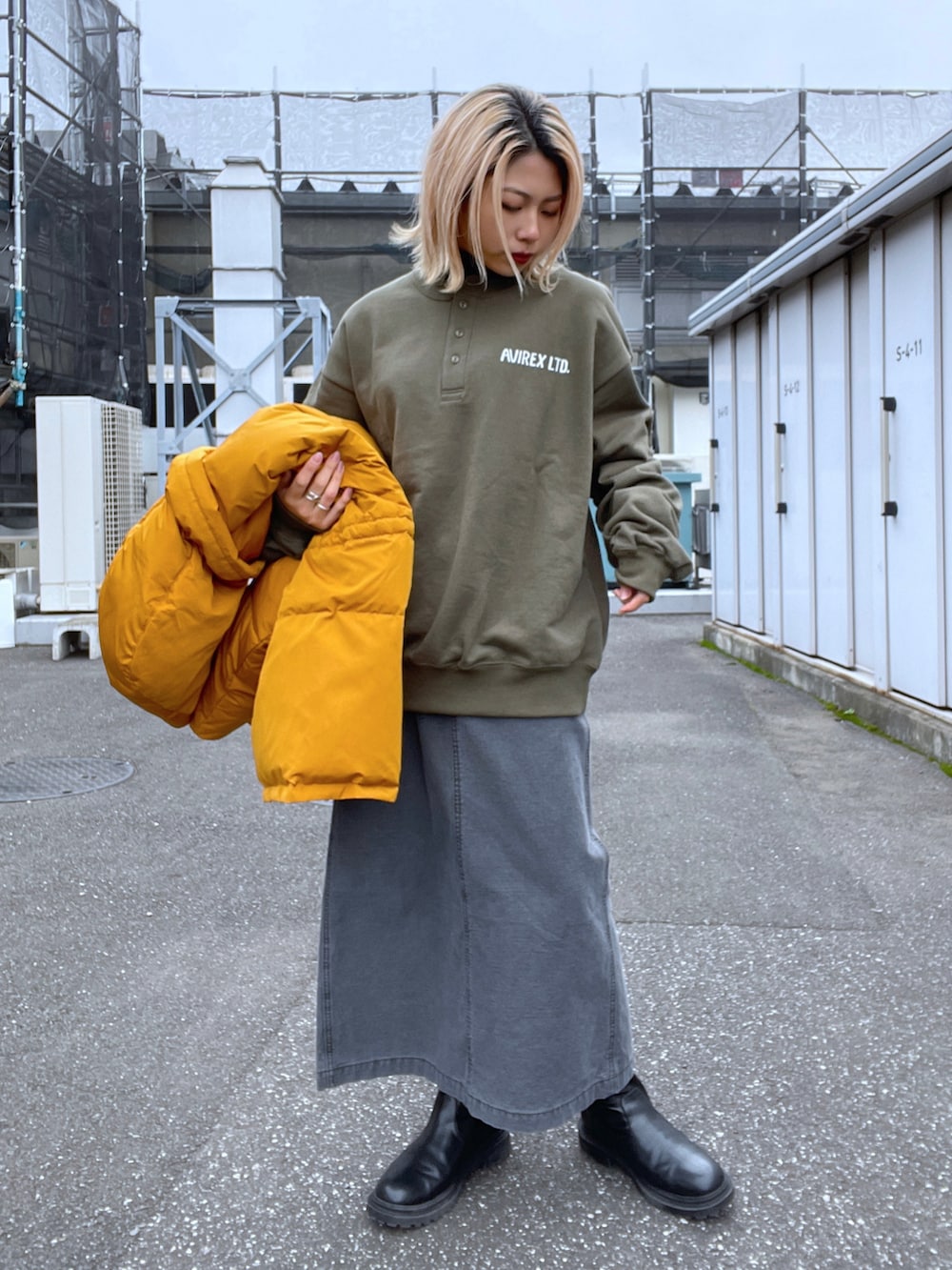 「ダウンジャケット、AVIREX、ootd、低身長、今日のコーデ、オトナカジュアル、秋冬コーデ、AVIREXBelle、AVIREX DEPOT、アビレックス(AVIREX)」｜「AVIREXの【WEB&DEPOT限定】HENLY NECK PENANT PATCHED SWEAT / ヘンリー ネック ペナント パッチド スウェット / AVIREX / アヴィレックス（スウェット、グリーン系）」を使った、Reinaさん（レディース・155cm）の冬コーディネートの3枚目の写真