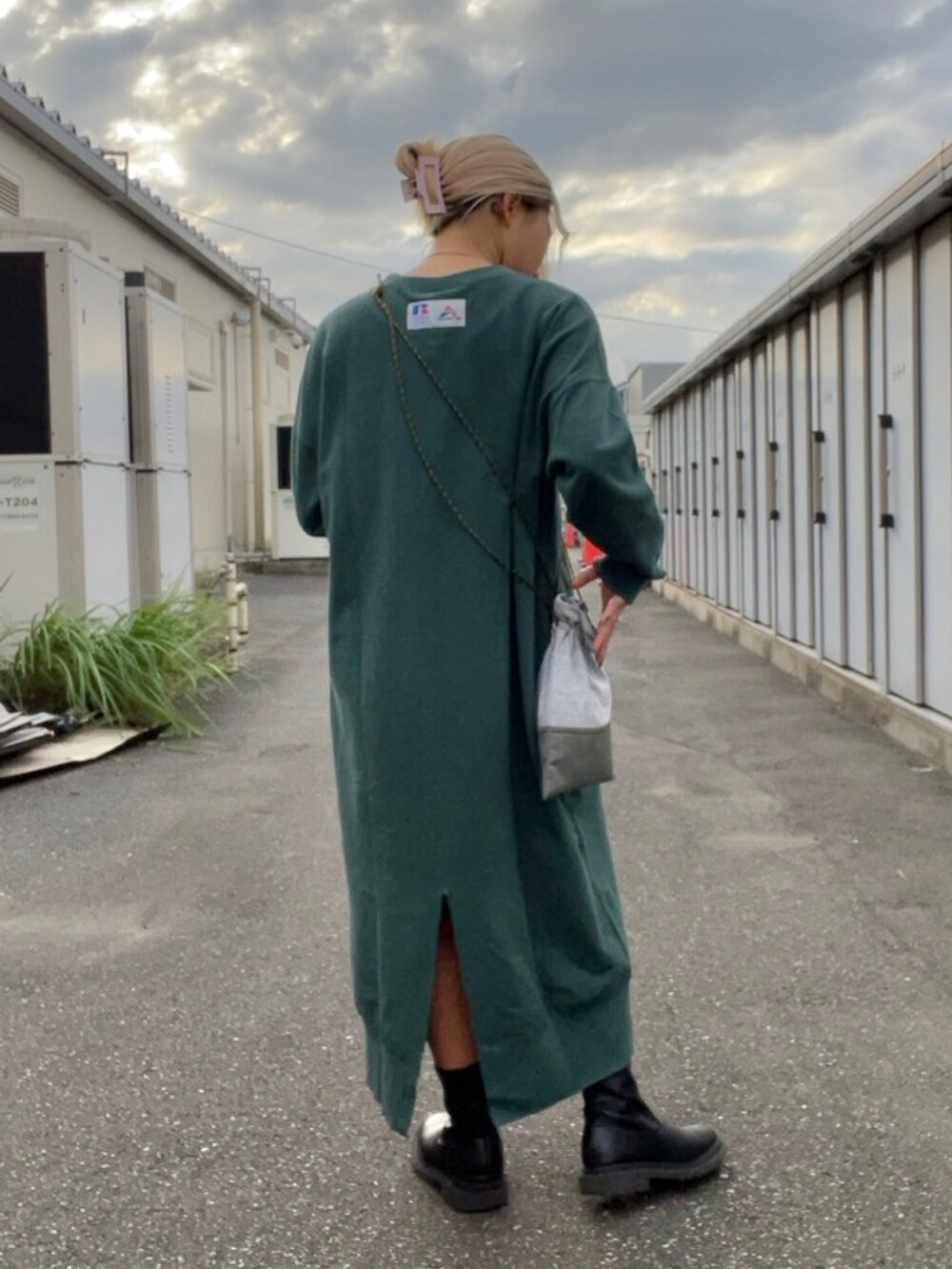 「Russell Athleticの【RUSSELL ATHLETIC × AVIREX】SWEAT ONEPIECE/ スウェットワンピース（ワンピース、グリーン系）」を使った、Reinaさん（レディース・155cm）の秋コーディネートの2枚目の写真