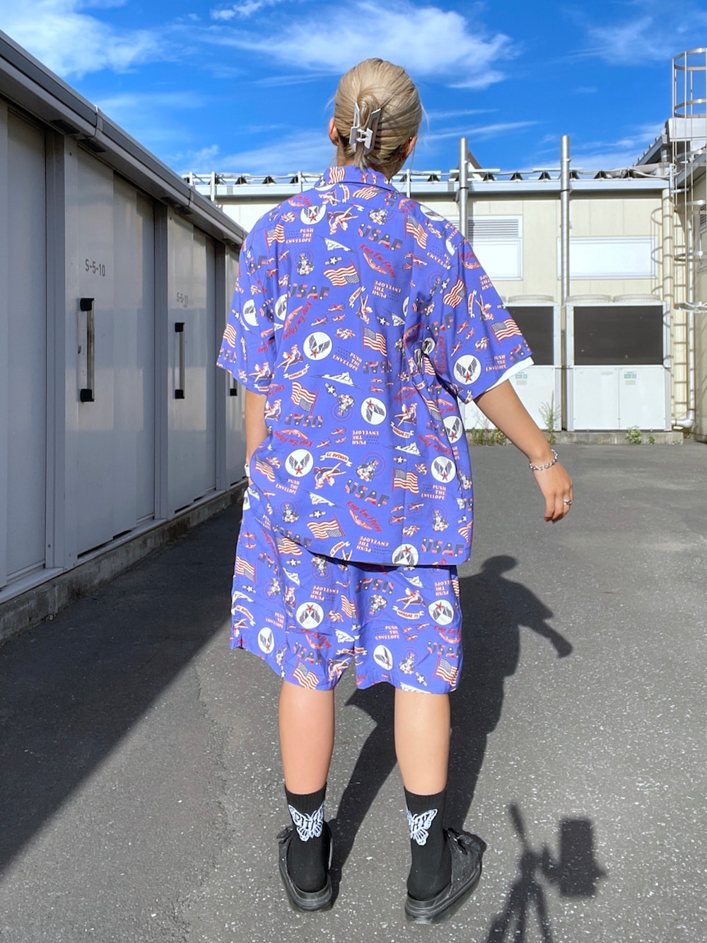 「セットアップ、AVIREX、ootd、夏コーデ、低身長、今日のコーデ、ガラシャツ、AVIREXBelle、AVIREX DEPOT、アビレックス(AVIREX)」｜「AVIREXのUSAF ALOHA SHIRT / USAF アロハシャツ / AVIREX / アヴィレックス（シャツ/ブラウス、ブルー系）」を使った、Reinaさん（レディース・155cm）の夏コーディネートの2枚目の写真