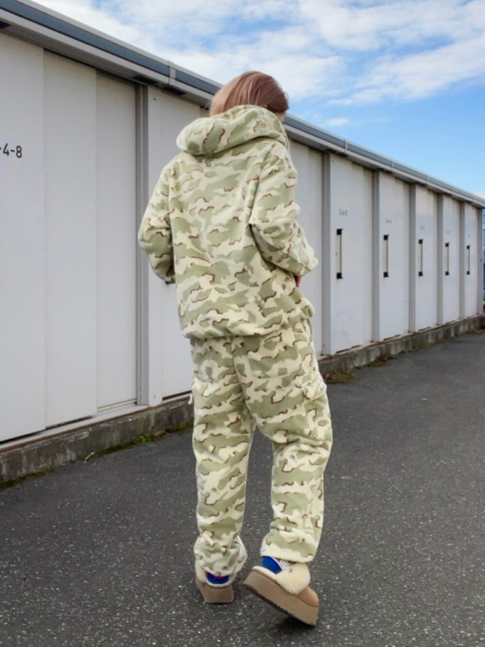 「AVIREX、AVIREXBelle、AVIREX DEPOT、アビレックス(AVIREX)、真冬のあったかスタイル、セットアップ、迷彩柄、ラクチンコーデ、カーゴパンツ、フリース」｜「AVIREXの《直営店限定》LOOSE FLEECE PARKA/ルーズフリースパーカー（パーカー、ベージュ系）」を使った、Reinaさん（骨格ストレート・レディース・155cm）の冬コーディネートの2枚目の写真