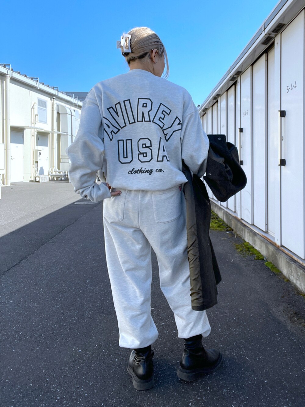 「AVIREX、冬コーデ、ootd、低身長、今日のコーデ、スウェットコーデ、海外系ファッション、AVIREXBelle、AVIREX DEPOT、アビレックス(AVIREX)」｜「AVIREXの【WEB＆DEPOT限定】AVIREX USA CREW NECK SWEAT / アヴィレックス クルーネック スウェット（スウェット、ベージュ系）」を使った、Reinaさん（レディース・155cm）の春コーディネートの3枚目の写真