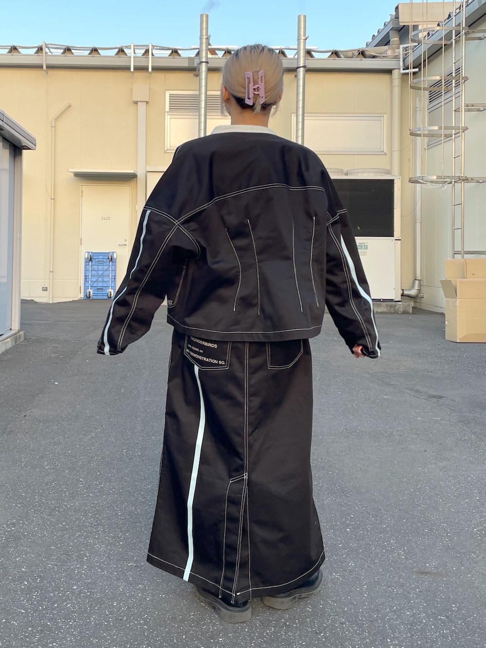 「セットアップ、AVIREX、ootd、ジャケットスタイル、春コーデ、低身長、今日のコーデ、AVIREXBelle、AVIREX DEPOT、アビレックス(AVIREX)」｜「AVIREXの《WEB&DEPOT限定》BACK LOGO TAPE TOPS/ バックロゴテープ トップス（Tシャツ/カットソー、グリーン系）」を使った、Reinaさん（レディース・155cm）の春コーディネートの2枚目の写真