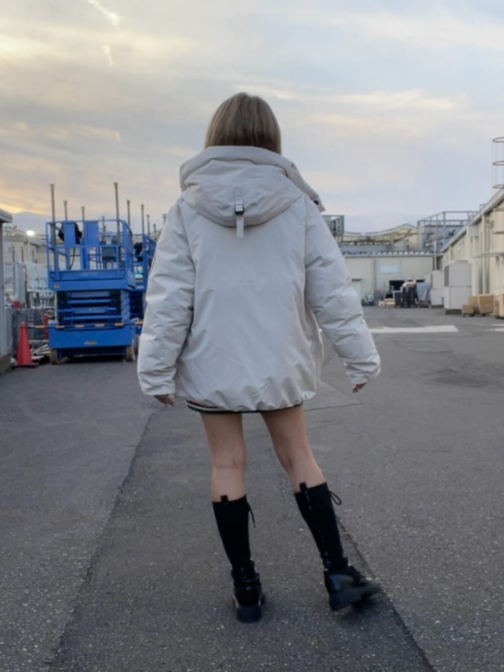 「ダウンジャケット、AVIREX、冬コーデ、ootd、低身長、今日のコーデ、冬アウター、AVIREXBelle、AVIREX DEPOT、アビレックス(AVIREX)」｜「AVIREXの《WEB&DEPOT限定》TWOTONE SNAP SWEAT / ツートン スナップ スウェット / AVIREX / アヴィレックス（スウェット、グリーン系）」を使った、Reinaさん（レディース・155cm）の秋コーディネートの2枚目の写真