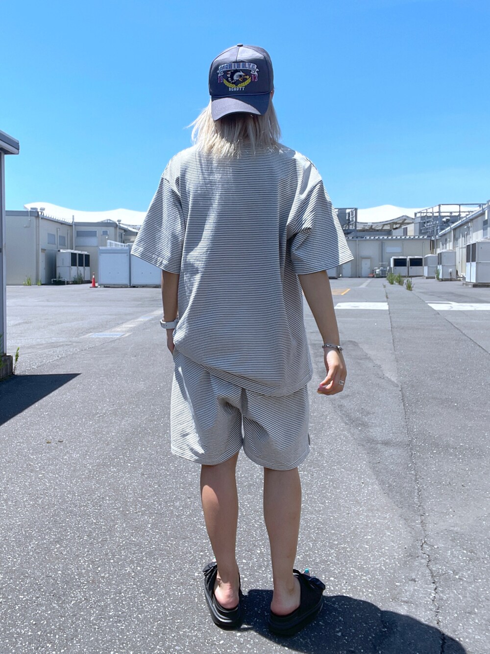 「セットアップ、SCHOTT、ootd、低身長、ラフコーデ、ゆるコーデ、今日のコーデ、ショット(SCHOTT)、AVIREX DEPOT、アビレックス(AVIREX)」｜「schottの【WEB LIMITED】Schott/ショット/TC TWILL CAP BORN IN N.Y.C./TCツイルキャップ "ボーンインニューヨーク"（キャップ、グレー系）」を使った、Reinaさん（レディース・155cm）の夏コーディネートの2枚目の写真