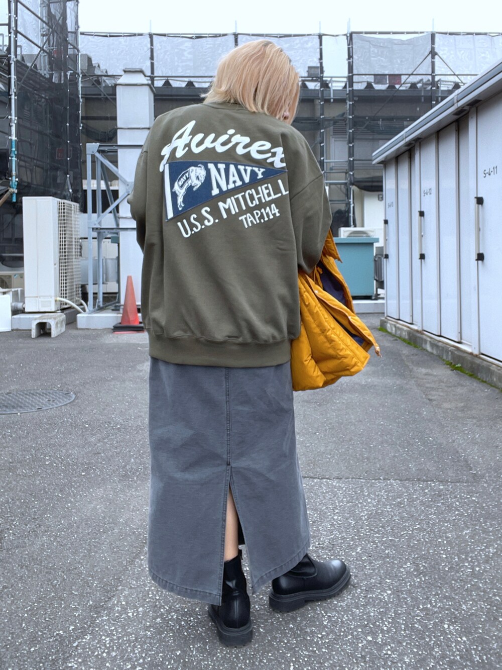 「ダウンジャケット、AVIREX、ootd、低身長、今日のコーデ、オトナカジュアル、秋冬コーデ、AVIREXBelle、AVIREX DEPOT、アビレックス(AVIREX)」｜「AVIREXの【WEB&DEPOT限定】HENLY NECK PENANT PATCHED SWEAT / ヘンリー ネック ペナント パッチド スウェット / AVIREX / アヴィレックス（スウェット、グリーン系）」を使った、Reinaさん（レディース・155cm）の冬コーディネートの4枚目の写真